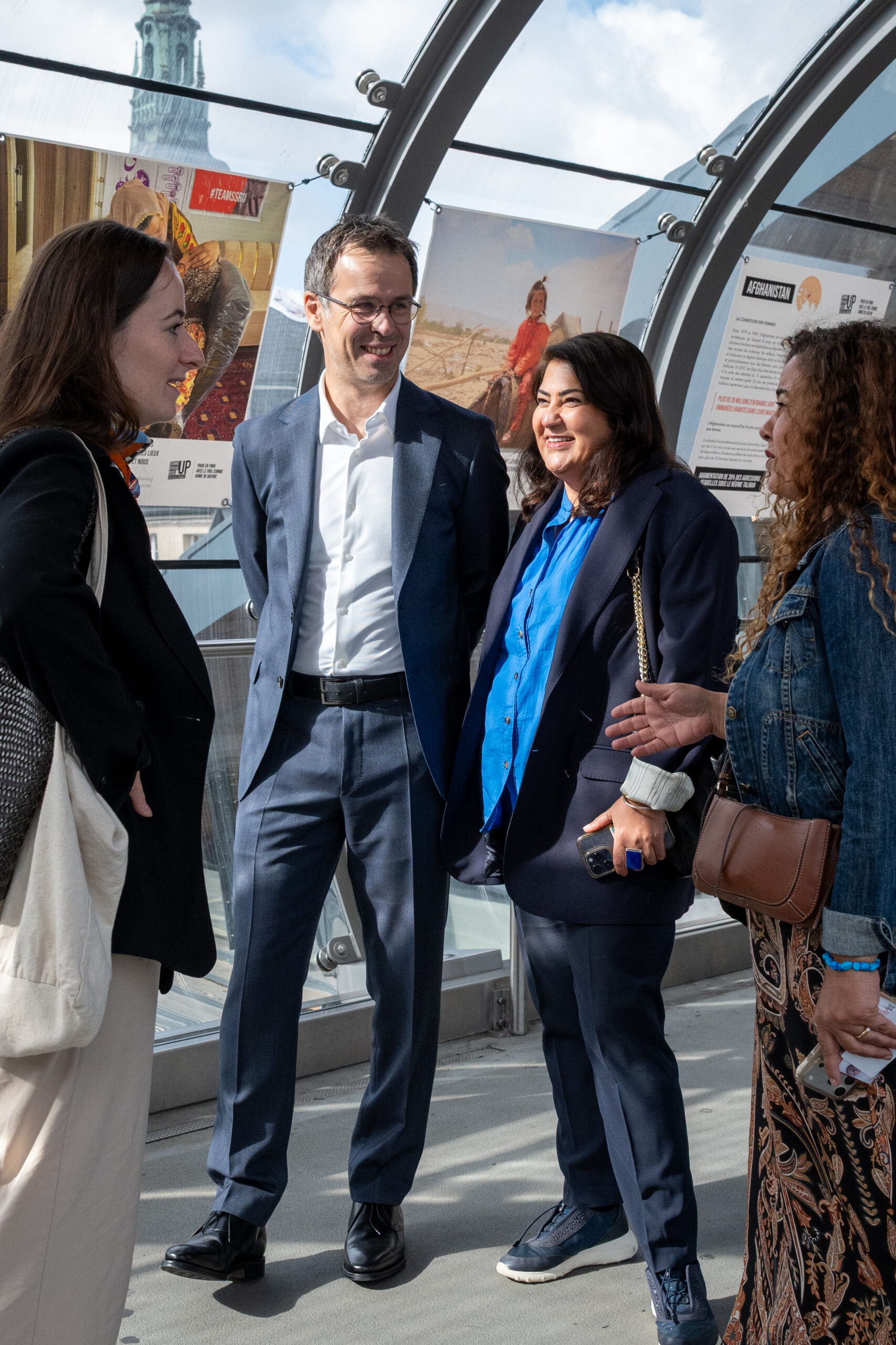 Chékéba Hachemi échange avec des invités lors du vernissage de Simply Survivors à la gare de Luxembourg
