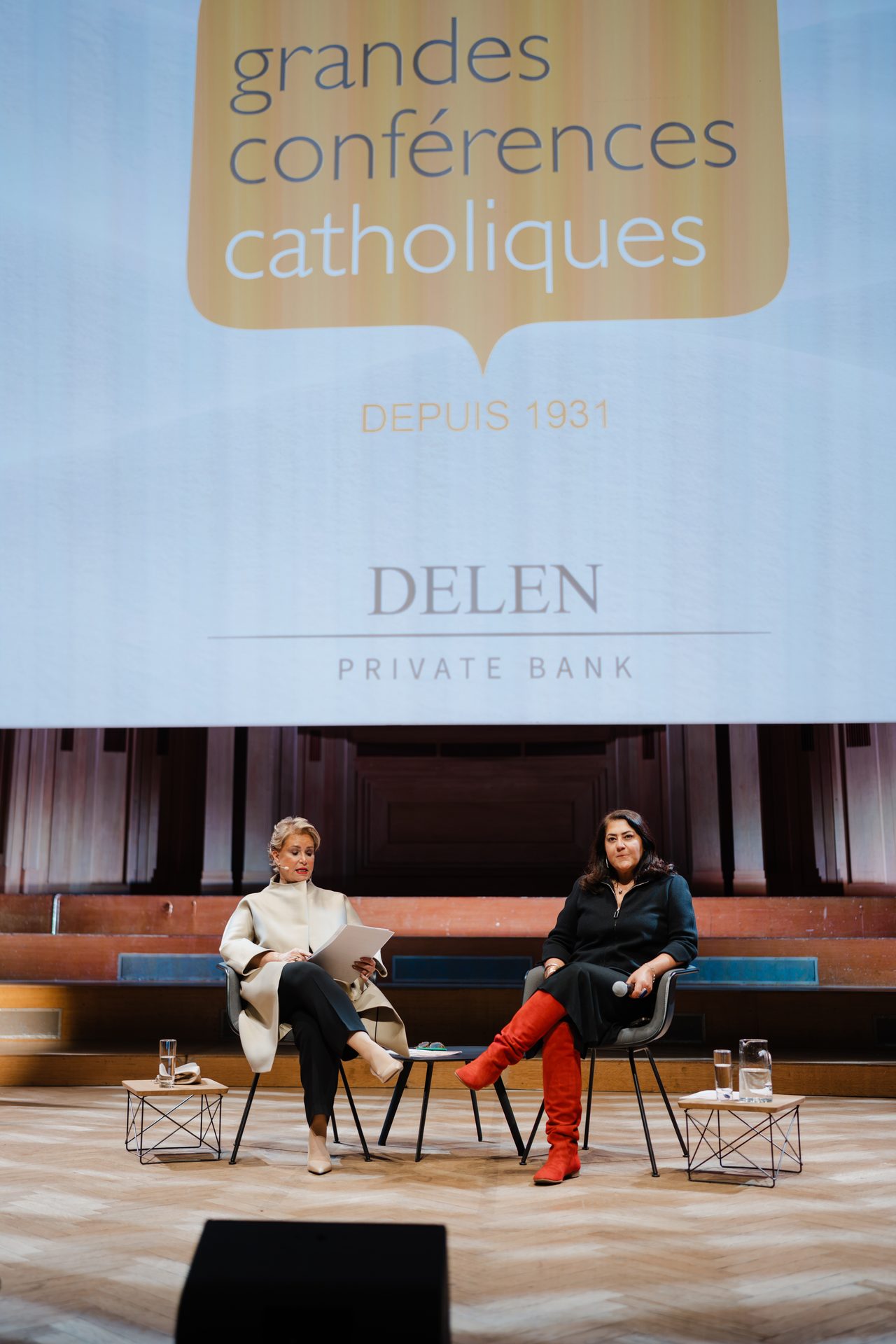 S.A.R. la Grande-Duchesse Maria Teresa et Chékéba Hachemi sous le logo des Grandes Conférences Catholiques