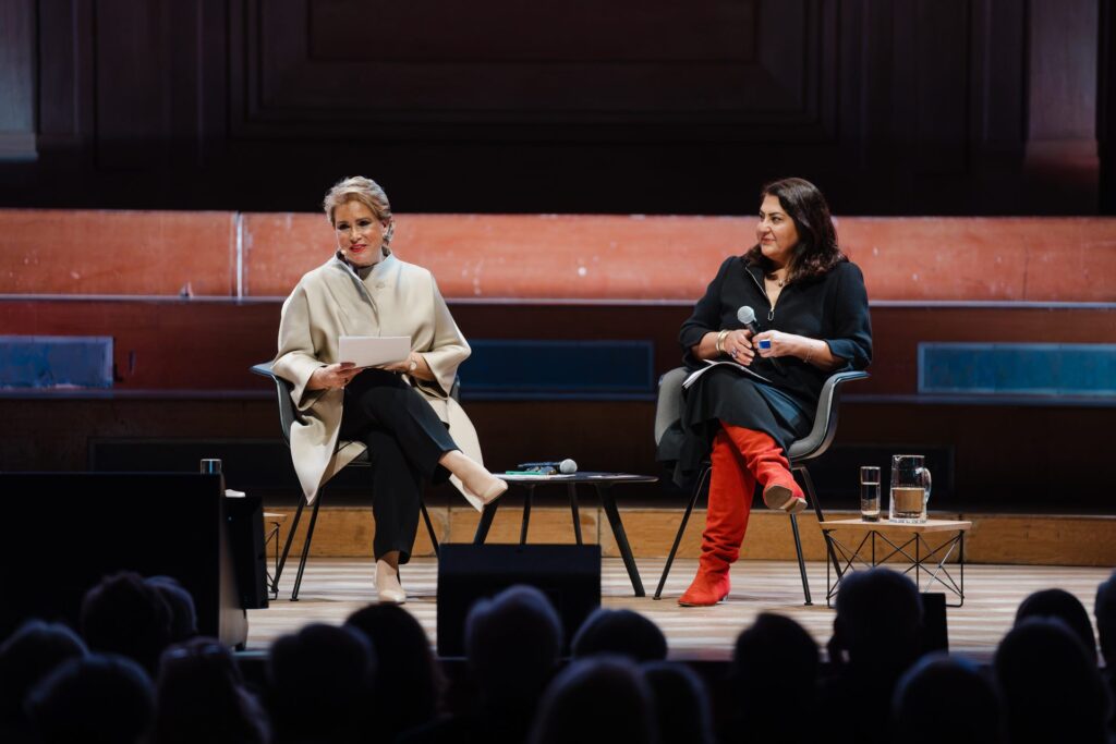 S.A.R. la Grande-Duchesse Maria Teresa et Chékéba Hachemi sur scène aux Grandes Conférences Catholiques, Bozar Bruxelles