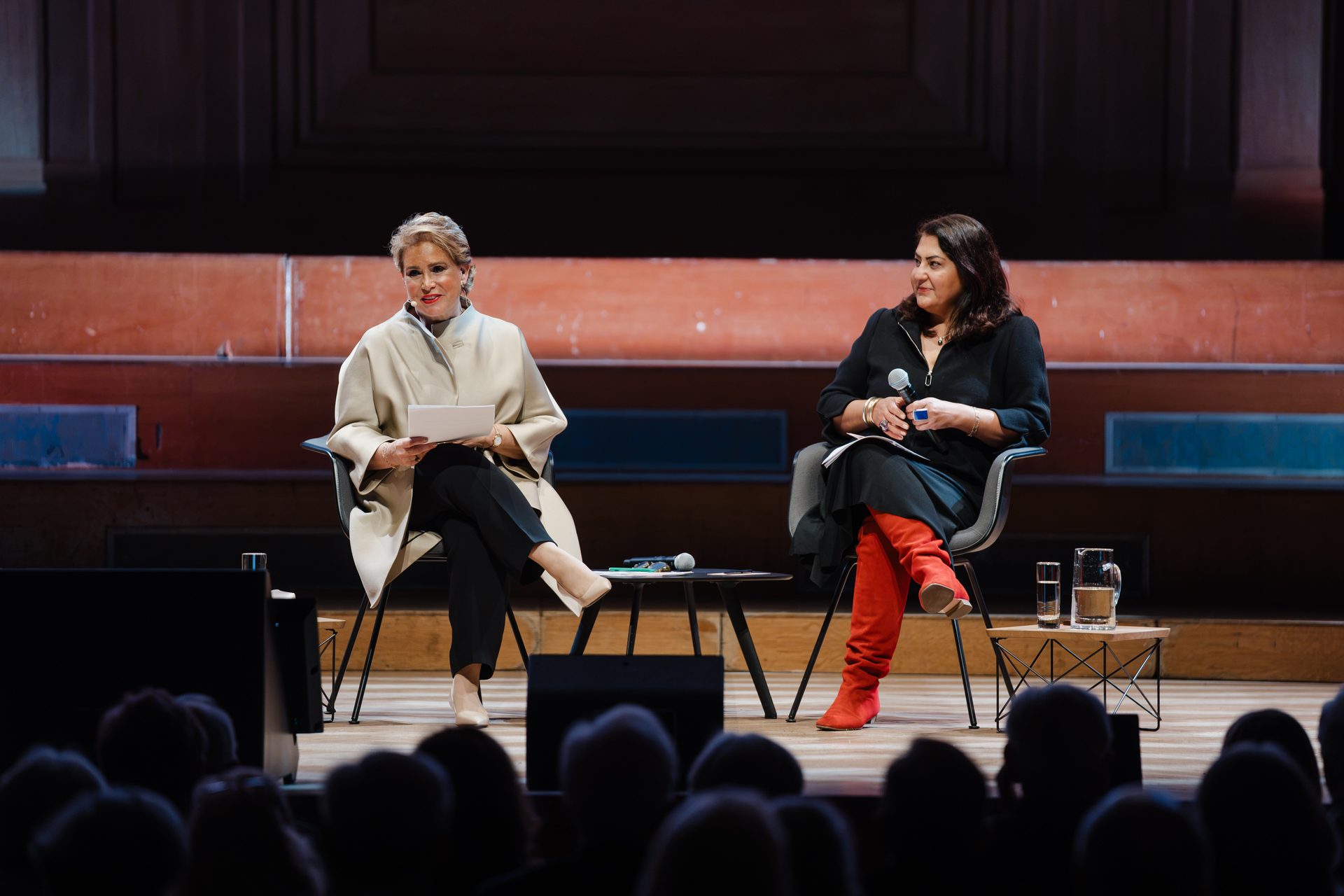 S.A.R. la Grande-Duchesse Maria Teresa et Chékéba Hachemi sur scène aux Grandes Conférences Catholiques, Bozar Bruxelles