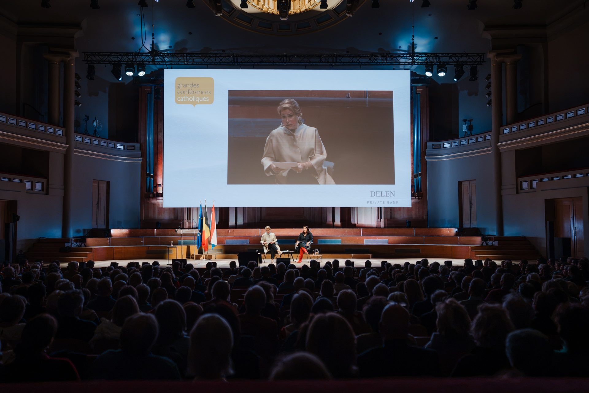 La scène et le public des Grandes Conférences Catholiques au Bozar