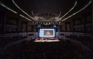La salle comble du Bozar lors des Grandes Conférences Catholiques consacrées à Stand Speak Rise Up!