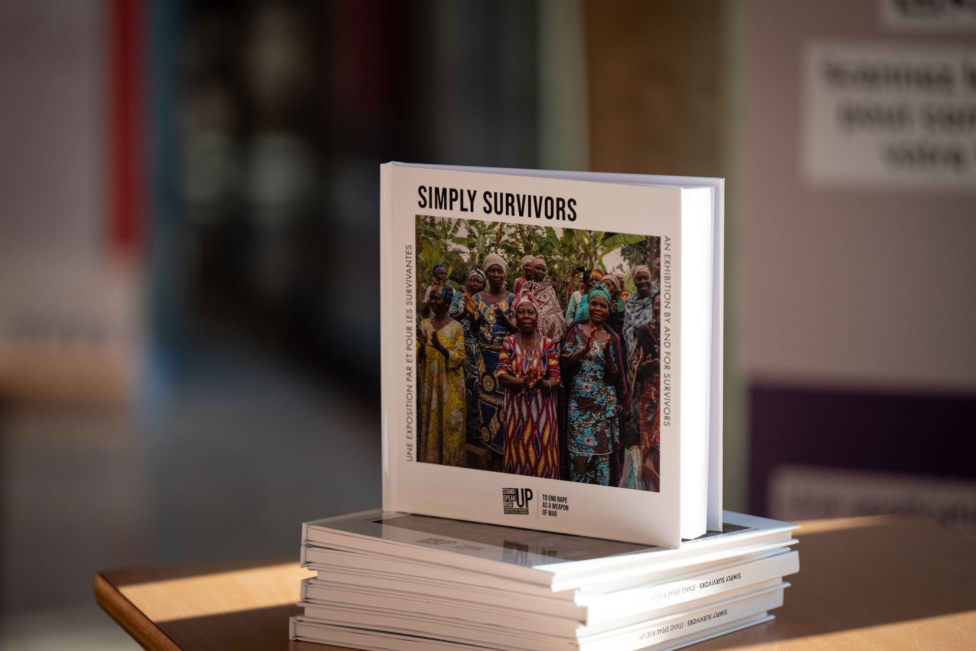 Le livre Simply Survivors de Stand Speak Rise Up!