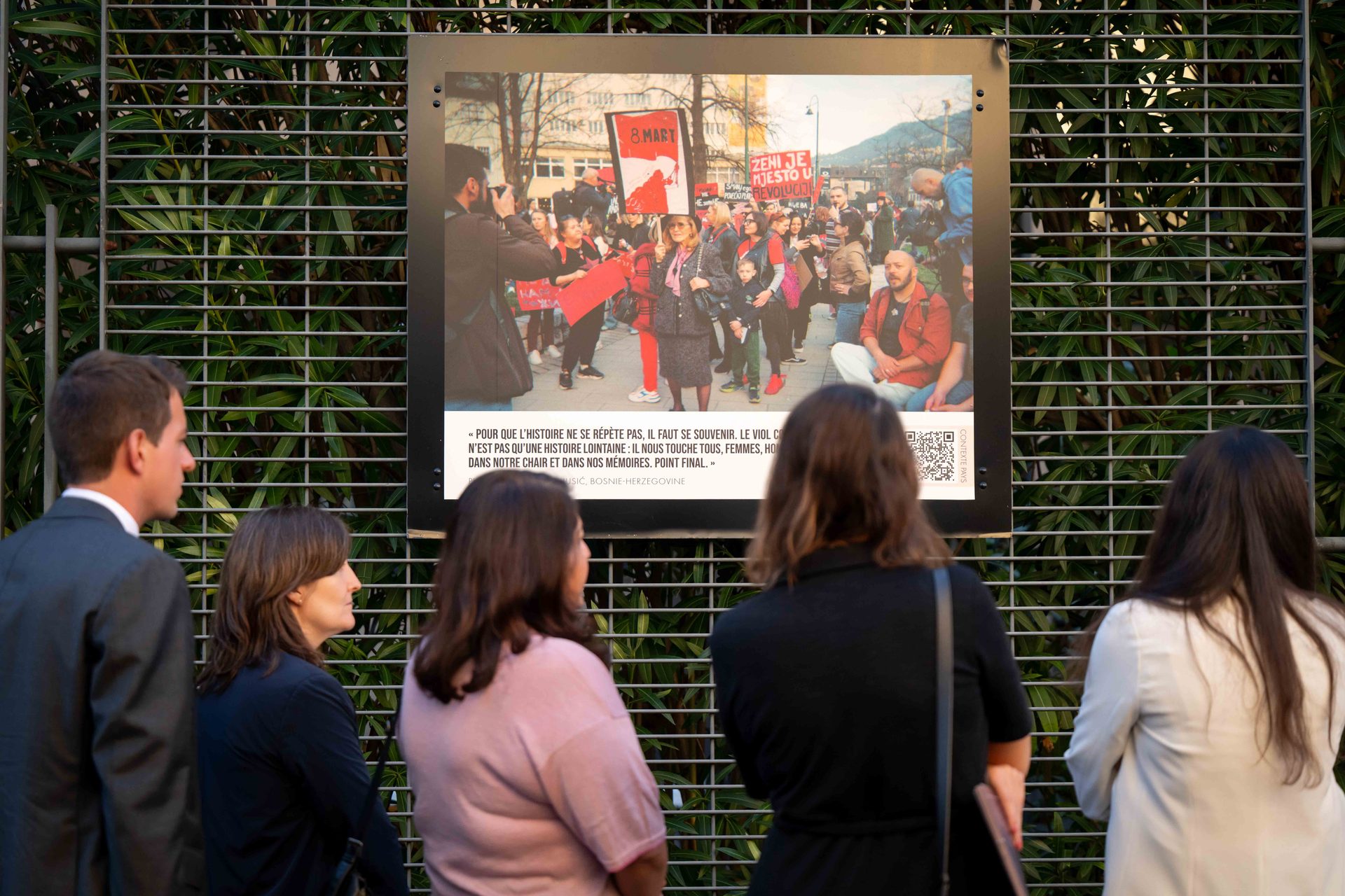 Des visiteurs découvrent l’exposition Simply Survivors sur les grilles de l’ENM