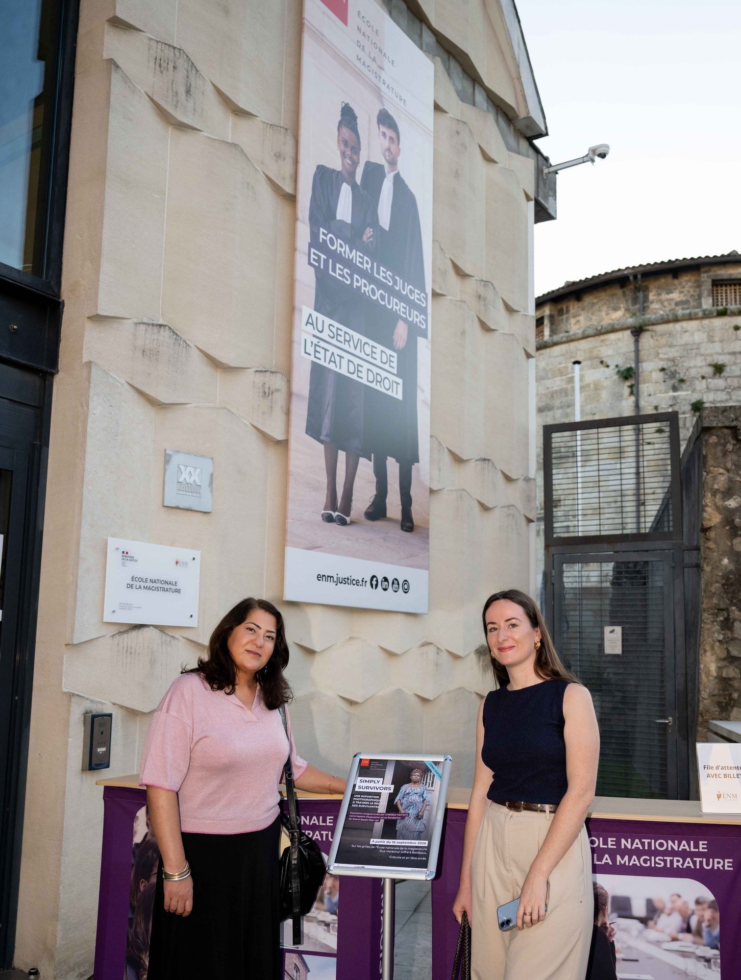 Chékéba Hachemi à l’entrée de l’École nationale de la magistrature de Bordeaux