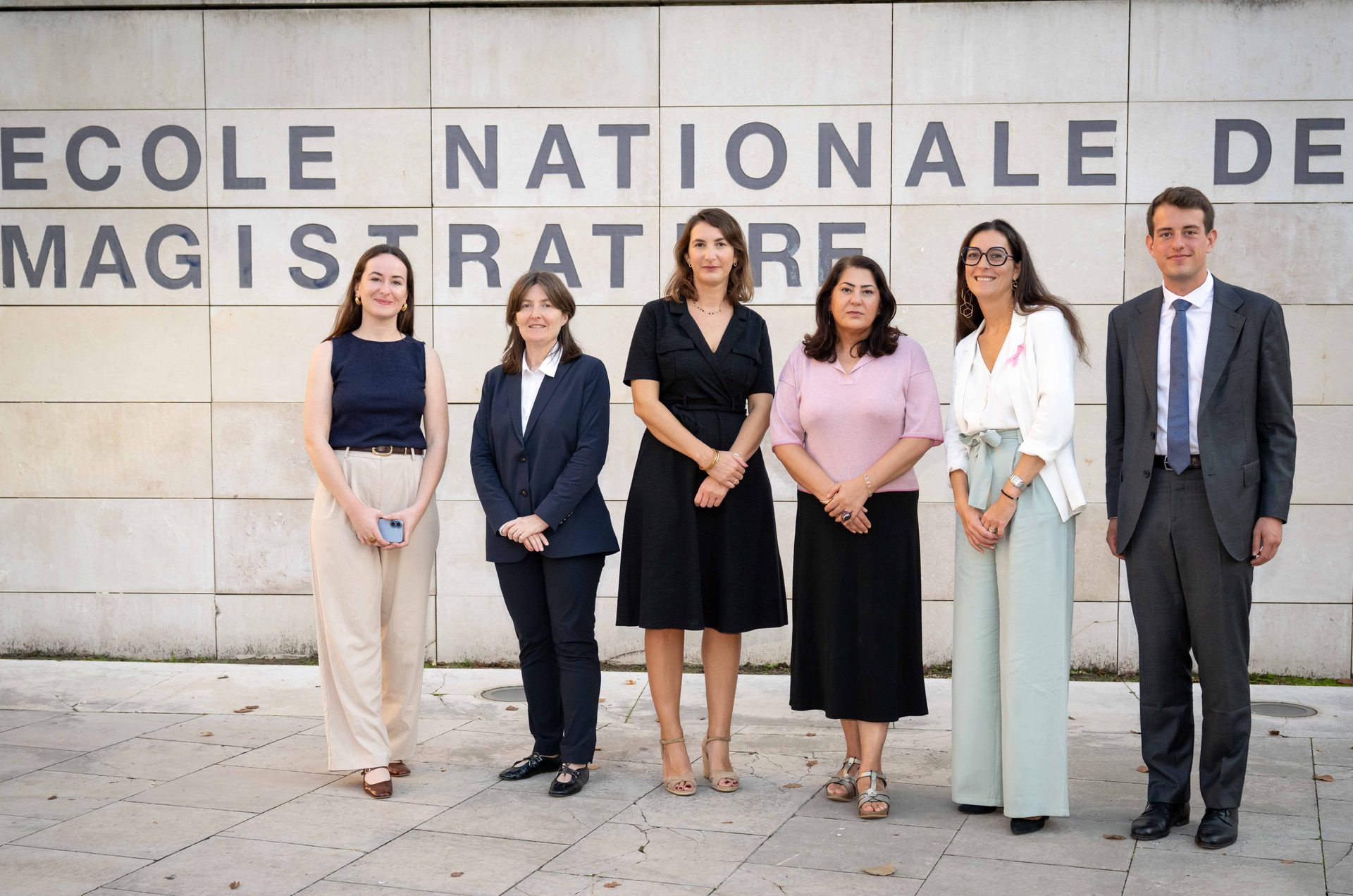 Chékéba Hachemi et les intervenantes devant l’École nationale de la magistrature à Bordeaux