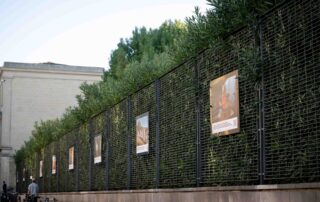 Les photographies de l’exposition Simply Survivors sur les grilles de l’ENM, rue du Maréchal Joffre à Bordeaux