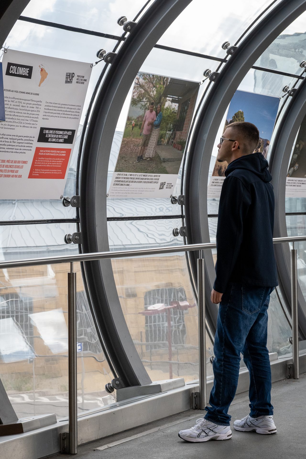 Un visiteur découvre un panneau de l’exposition Simply Survivors, gare de Luxembourg