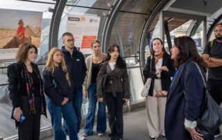 Chékéba Hachemi présente l’exposition Simply Survivors à des invités, gare de Luxembourg