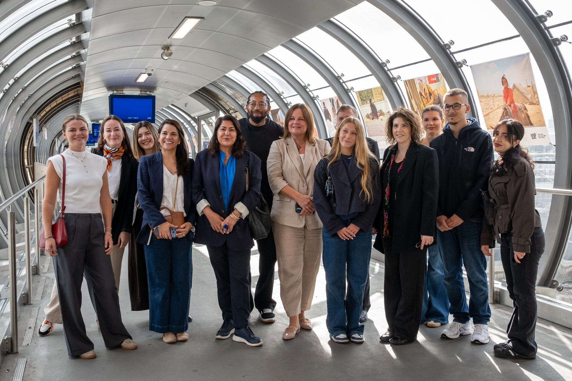 Photo de groupe lors de l’inauguration de l’exposition Simply Survivors sur la passerelle de la gare de Luxembourg