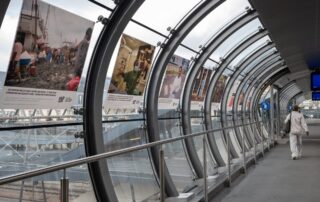 Panneaux de l’exposition Simply Survivors sur la passerelle de la gare de Luxembourg