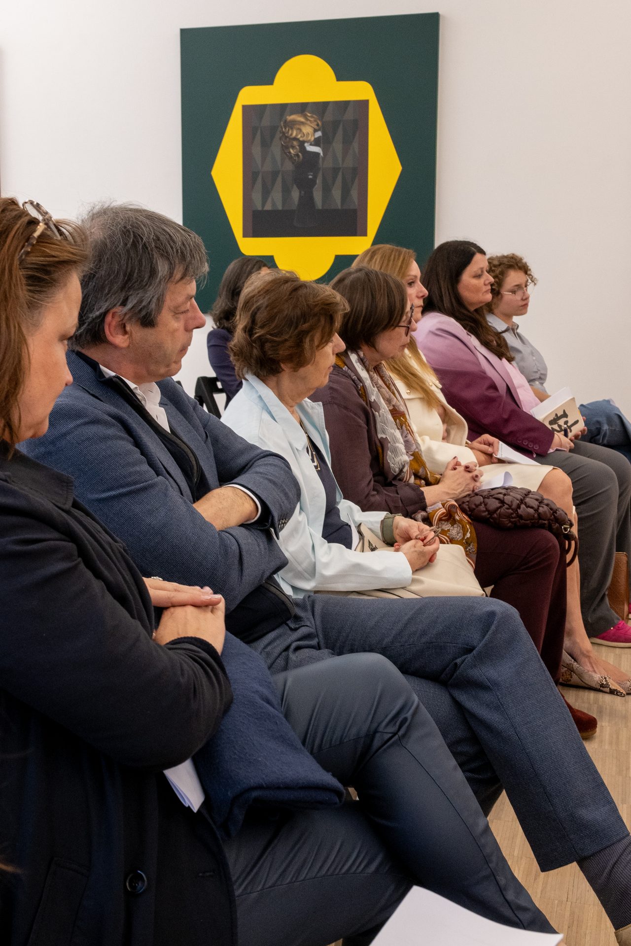 Le public de la table ronde à la galerie Nosbaum Reding