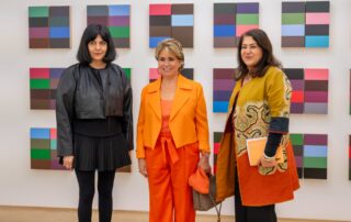S.A.R. la Grande-Duchesse Maria Teresa et Chékéba Hachemi lors de la table ronde à la galerie Nosbaum Reding